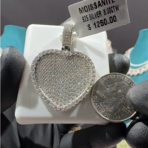 Lage heart pendant MOISSANITE
925 SILVER 8.00CTW
$ 1250.00 - Picture 11 of 12